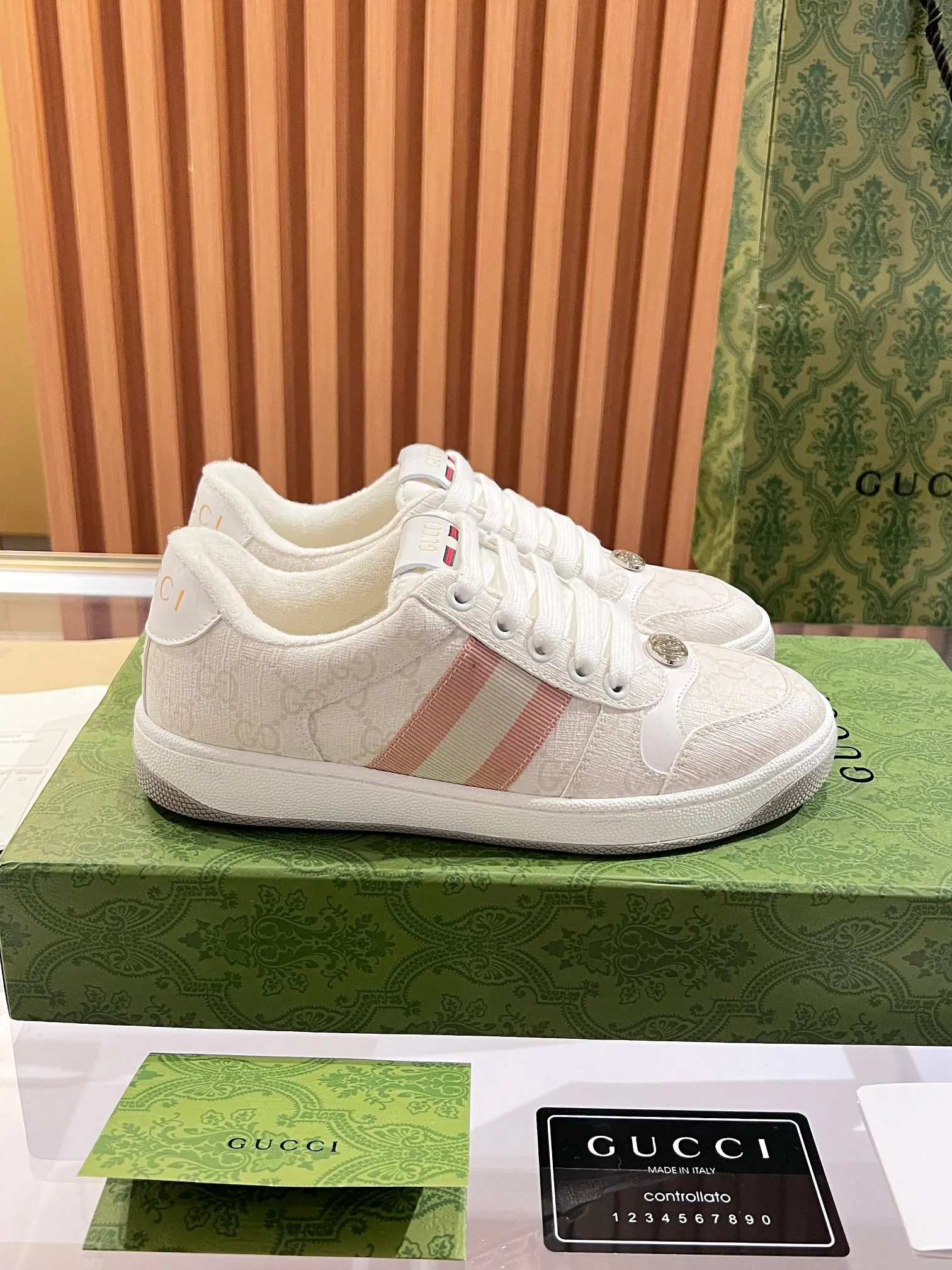👟👟Ex-factory price 540👟👟 ⚡️Gucci Dirty Shoes Top factory quality, impeccable at the counter, the comfort is incredible. Retro distressed elements, washed retro logo on the tongue, metal double LOGO, 99% recognizable, full of Gucci elements; terry cloth lining, cowhide foot pads and 3mm latex are much more comfortable than real leather shoes. Environmentally friendly TPU wear-resistant outsole, soft and elastic. The inside of the tongue is made of imported elastic bands, which have great tension and won't strangle your feet. I don't develop the shoes without the original version. Only by getting the original version can the shoes be accurate and beat the market version instantly. Every stitch and every stitch is very tight and full. The debugging process is the most painstaking and requires no less than a hundred modifications before it is adjusted to the perfect state so that it can be worn comfortably by all foot types! Size 35-40 women’s model)